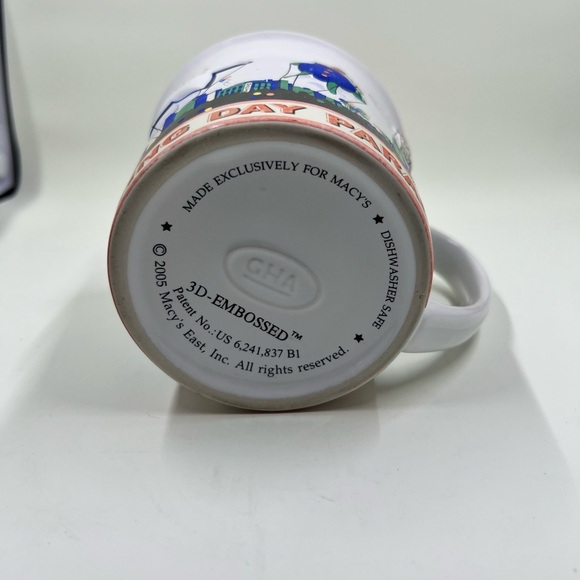 Macy’s Thanksgiving Day Parade 3-D embossed 2005 mug - Picture 5 of 12